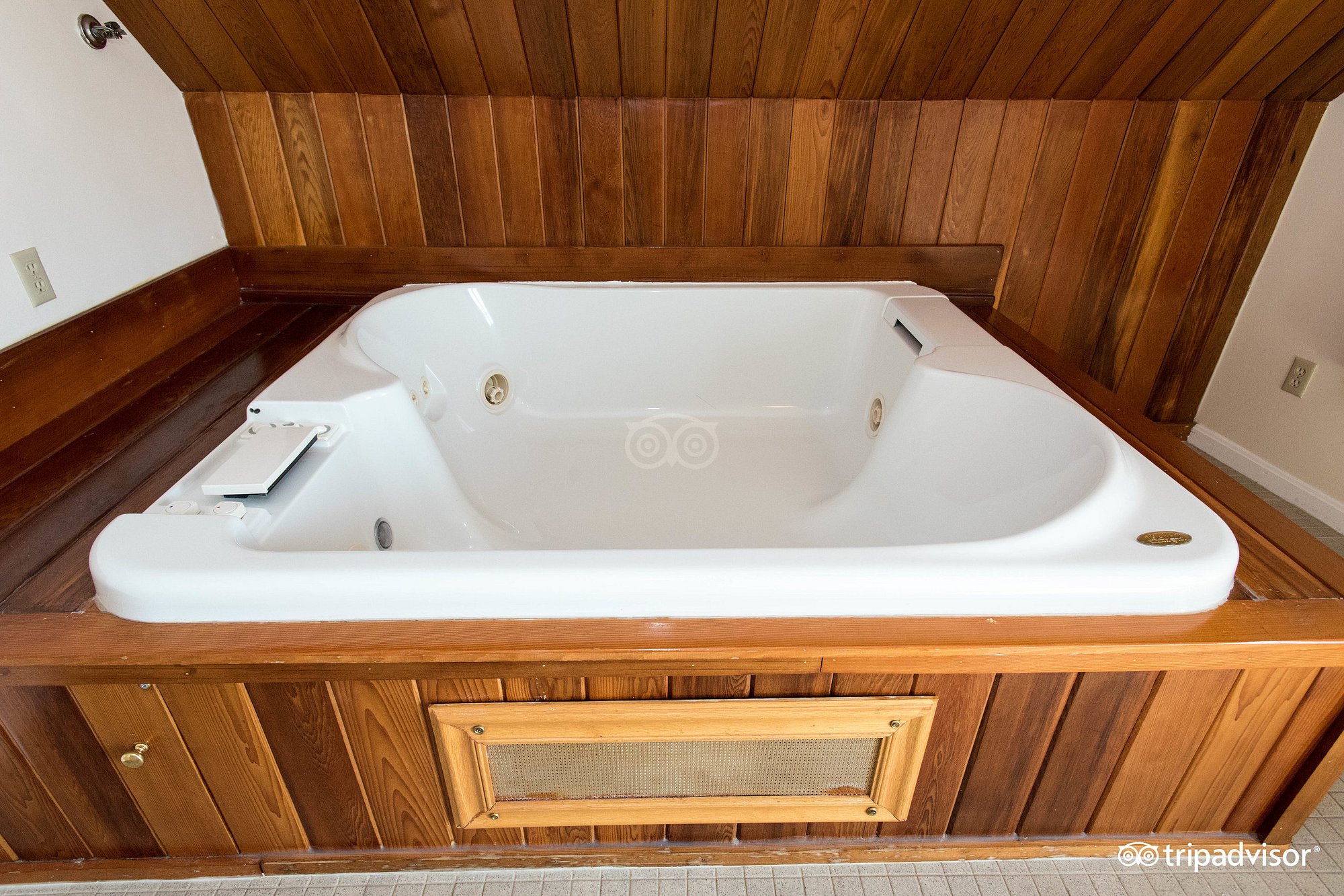 Elmwood Resort Hotel has jacuzzi suites