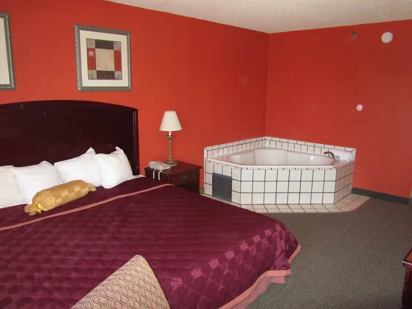 Executive Inn and Suites Wichita Falls has jacuzzi suites