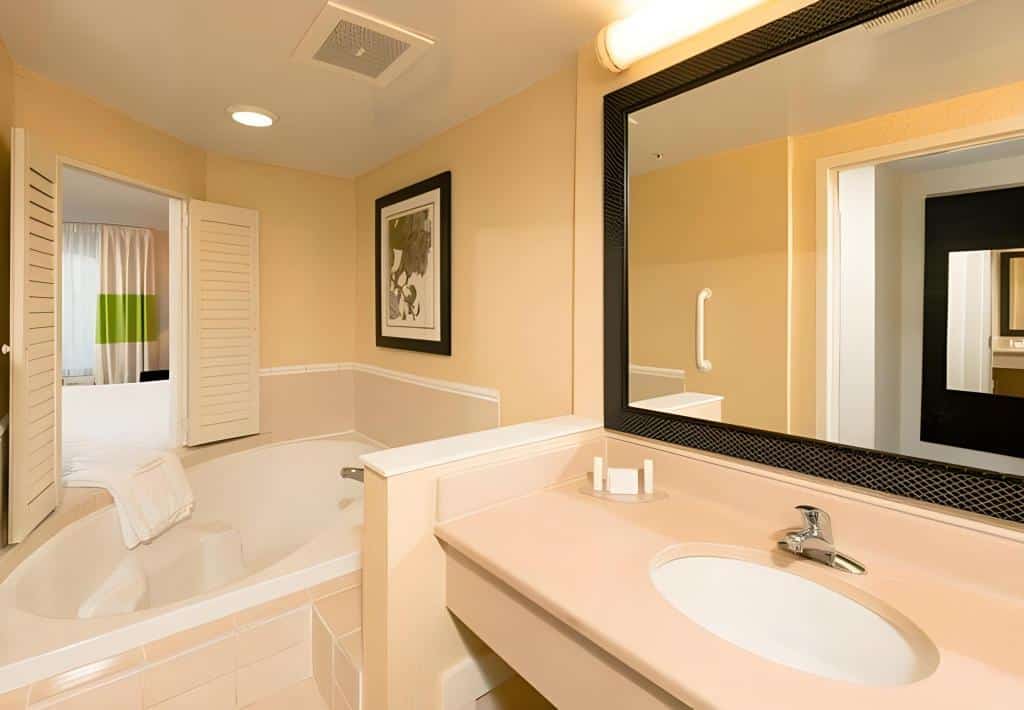 Fairfield Inn & Suites Brunswick Freeport has jacuzzi suites