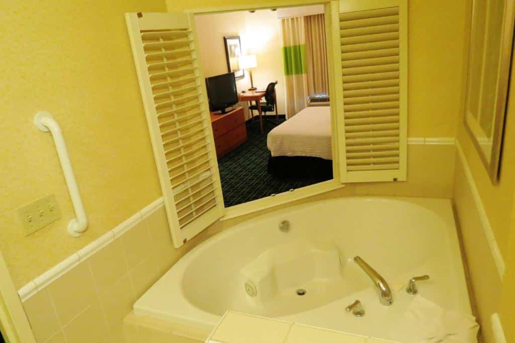 Fairfield Inn & Suites Mount Vernon Rend Lake has jacuzzi suites