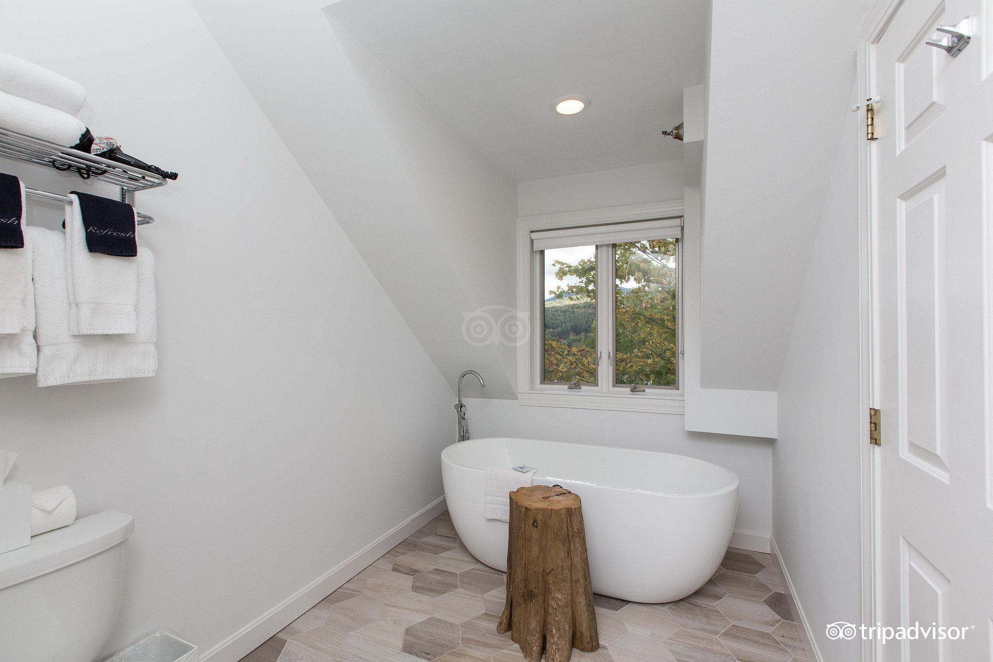 Field Guide Lodge has suites with private spa tub