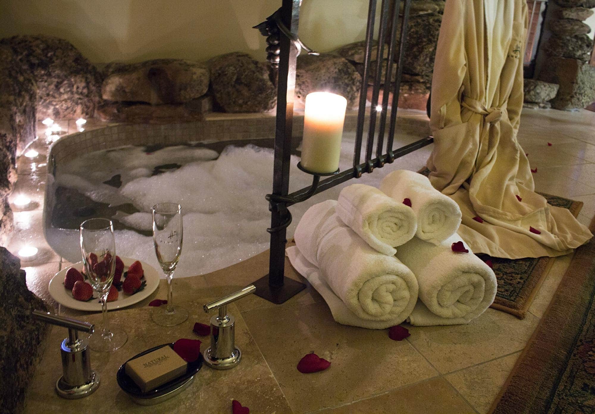 FivePine Lodge & Spa has jacuzzi suites