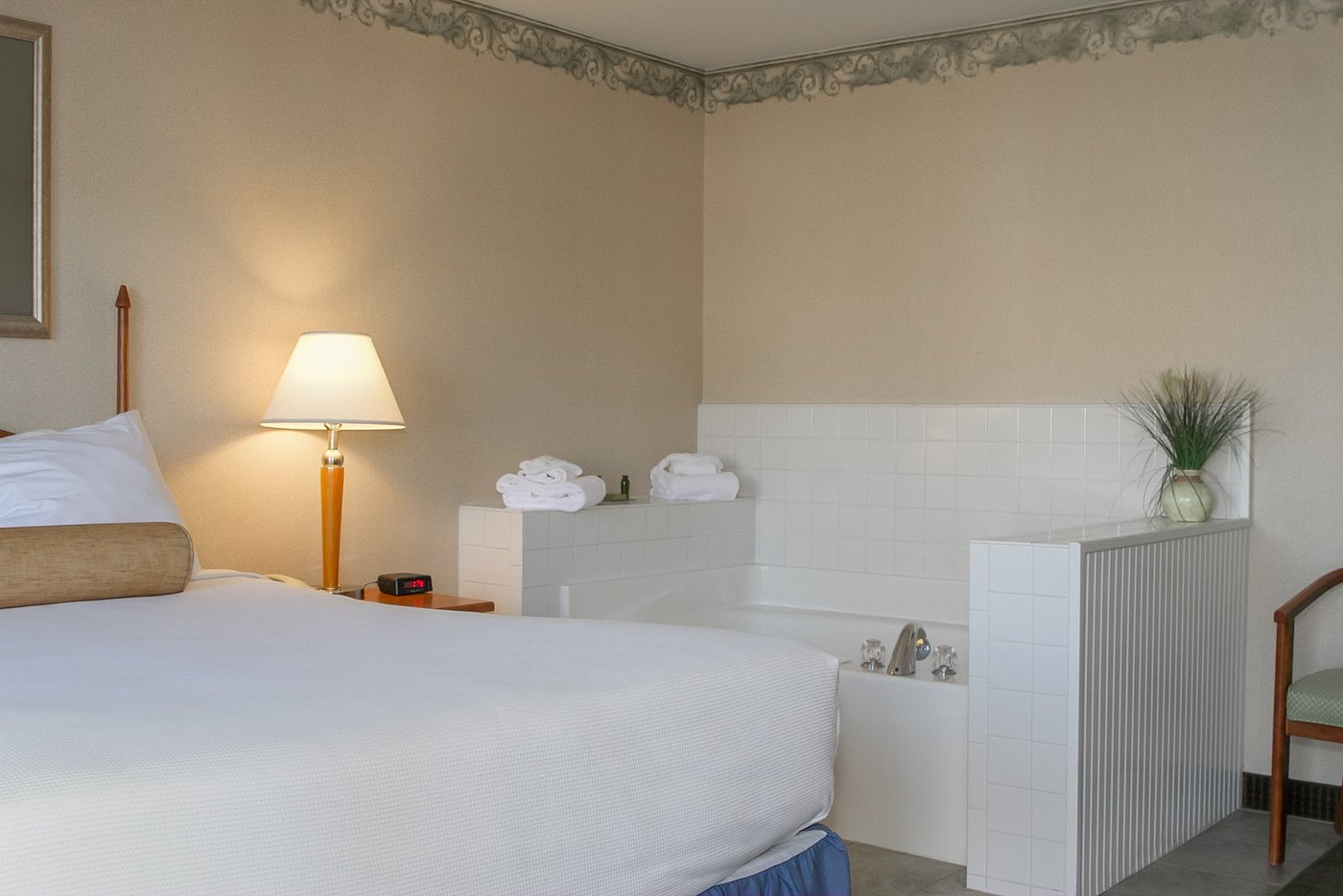 Flagship Inn has jacuzzi suites