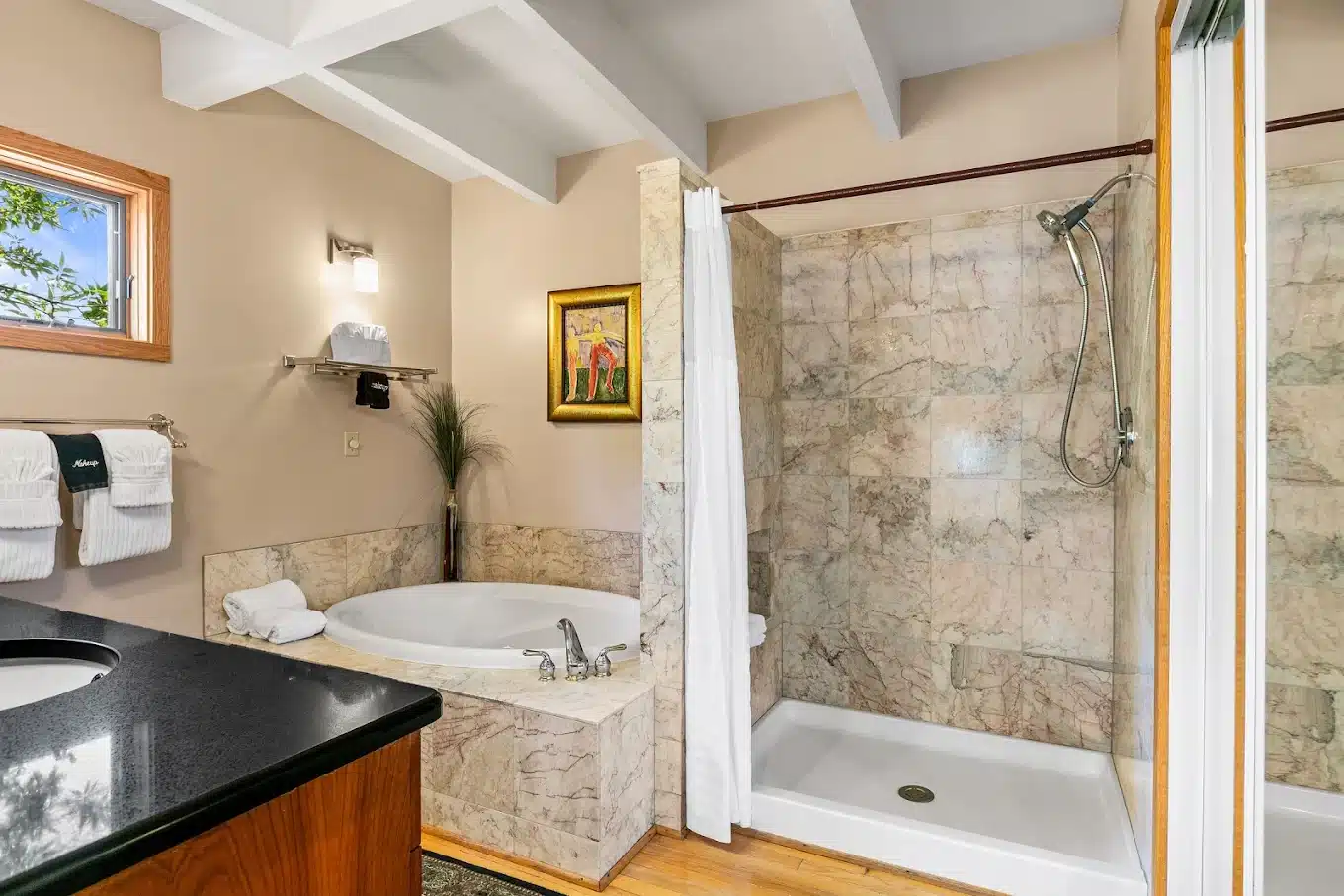 Flanigan's Resort And Spa has jacuzzi suites