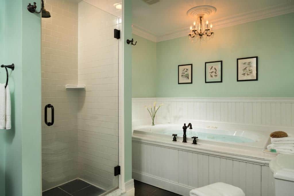 Four Chimneys Inn has jacuzzi suites