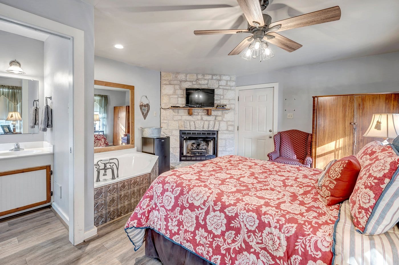 Full Moon Inn Bed and Breakfast has jacuzzi suites