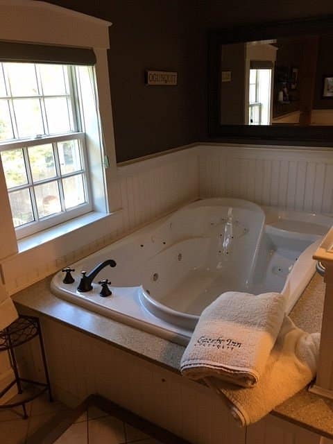 Gazebo Inn Ogunquit has jacuzzi suites