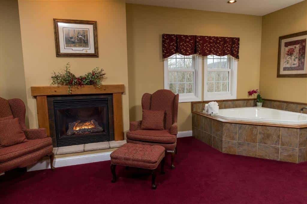 Goldmoor Inn has jacuzzi suites