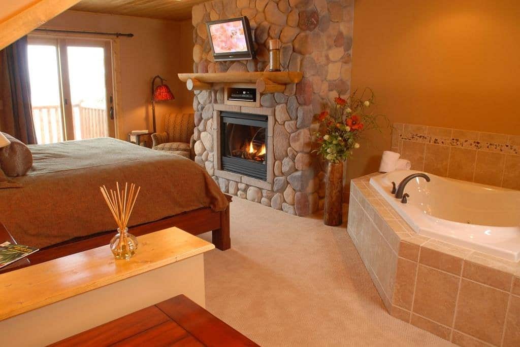 Grand Superior Lodge has jacuzzi suites