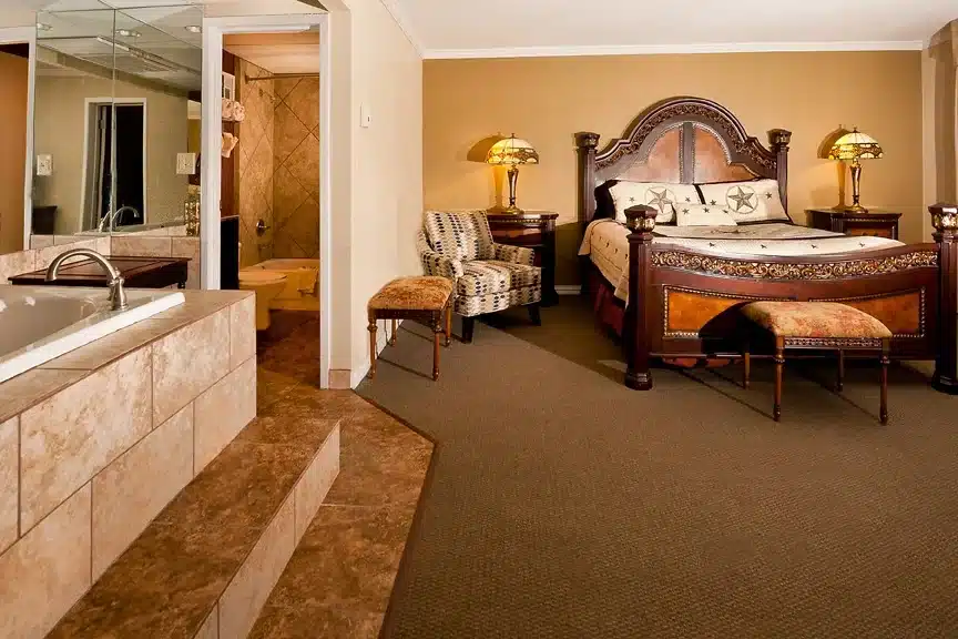 Grand Texan Hotel & Convention Center has jacuzzi suites