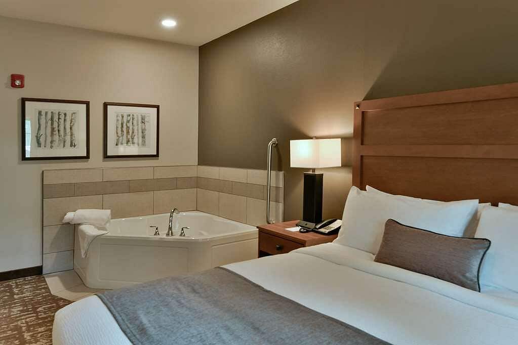 GrandStay Hotel & Suites Sisters has jacuzzi suites