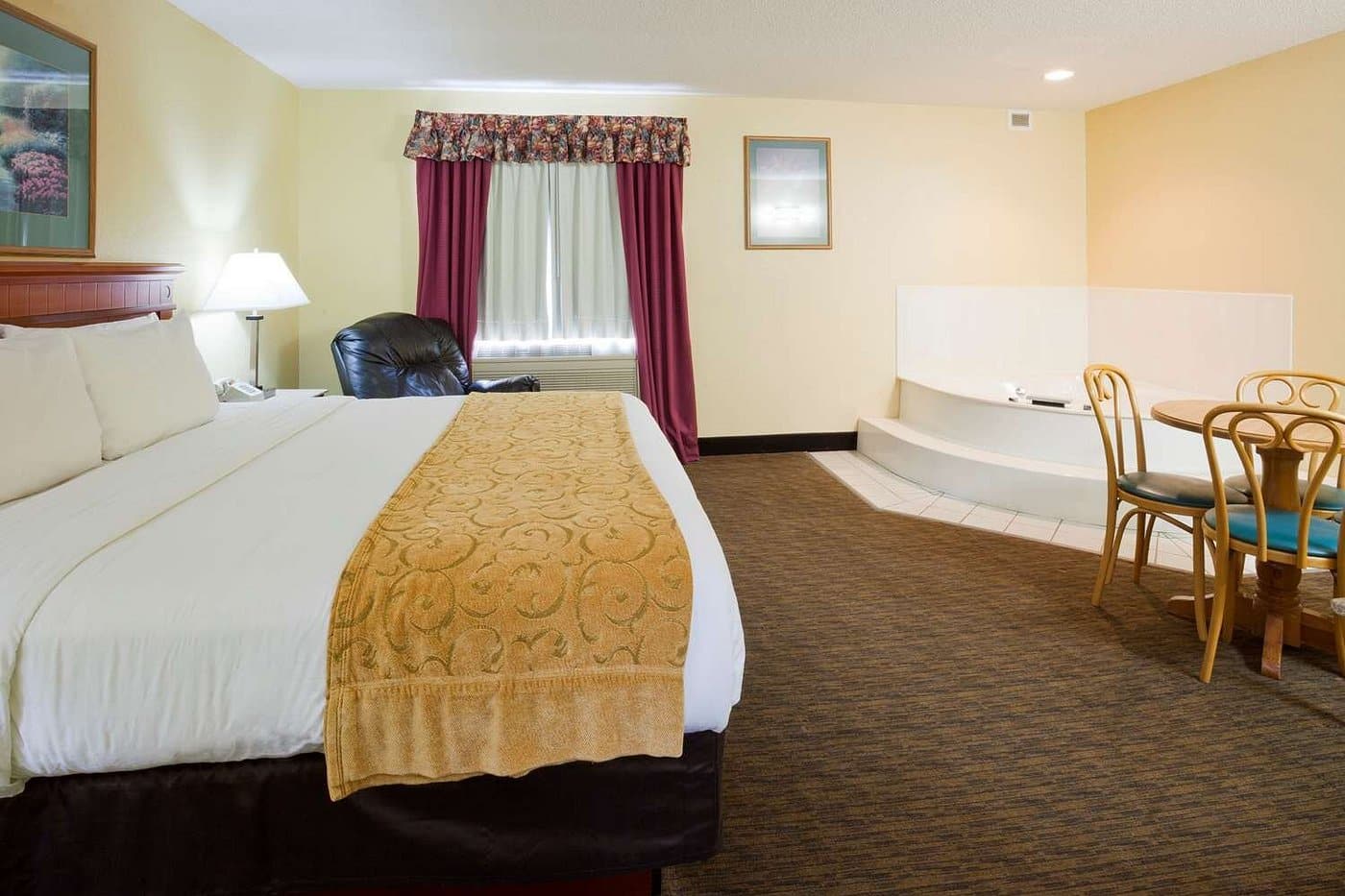GrandStay Hotel & Suites Waseca has jacuzzi suites