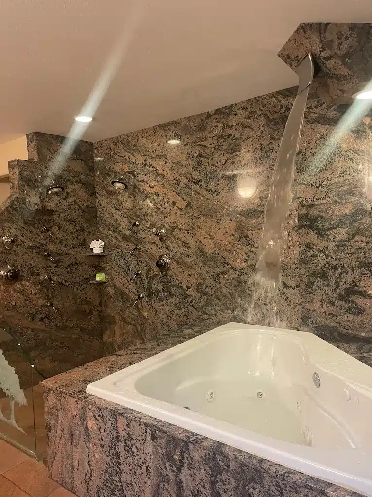 Greenwell Inn has jacuzzi suites