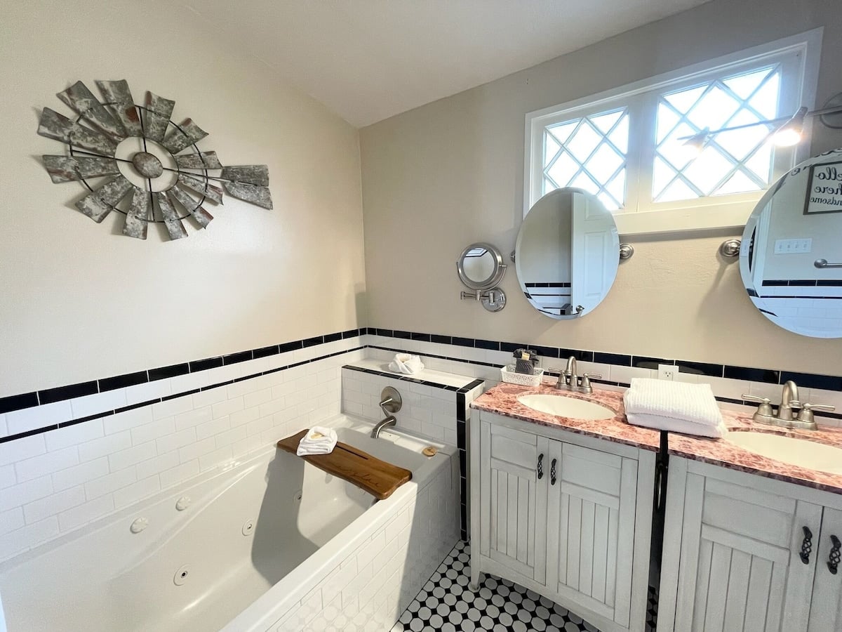 Gruene Homestead Inn has jacuzzi suites