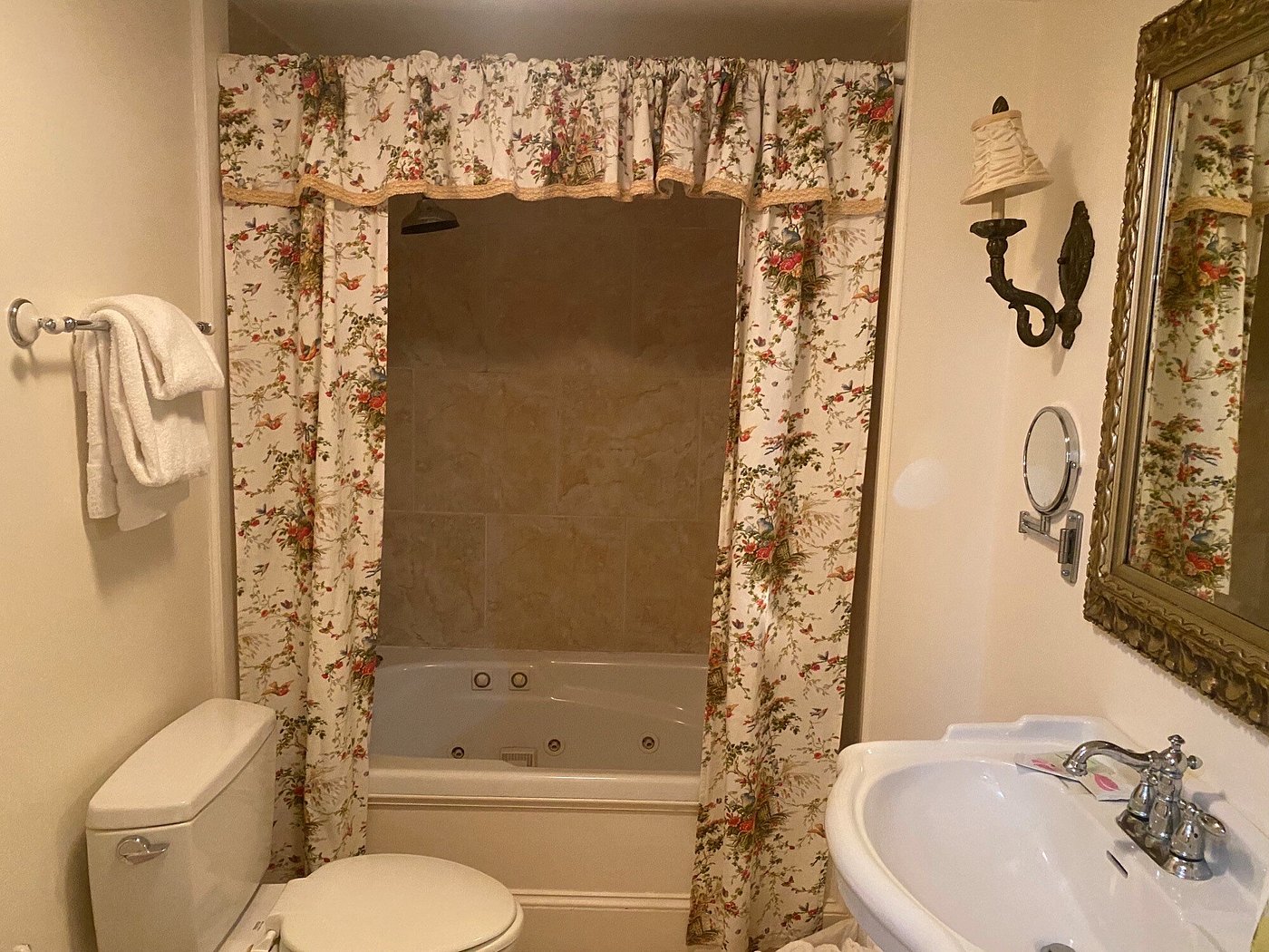 Gulf Hills Hotel & Resort has jacuzzi suites