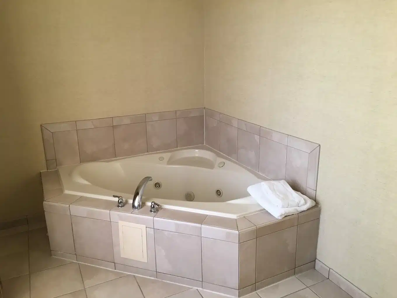 Hampton Inn Brattleboro has jacuzzi suites