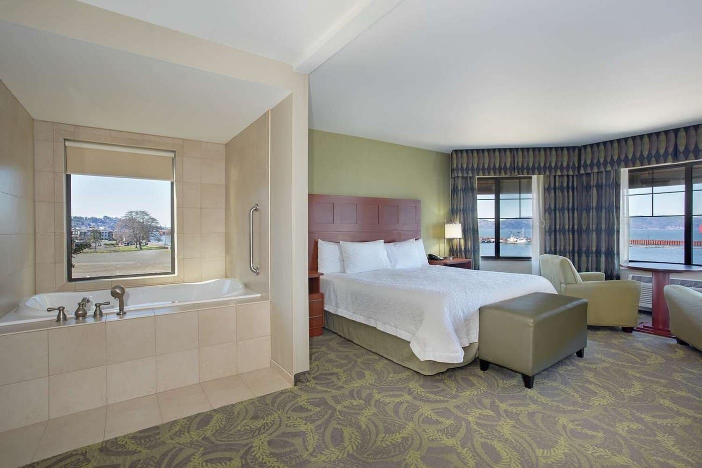 Hampton Inn & Suites Astoria has jacuzzi suites