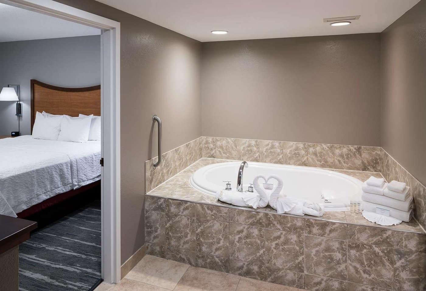 Hampton Inn & Suites Chicago-North Shore/Skokie has jacuzzi suites