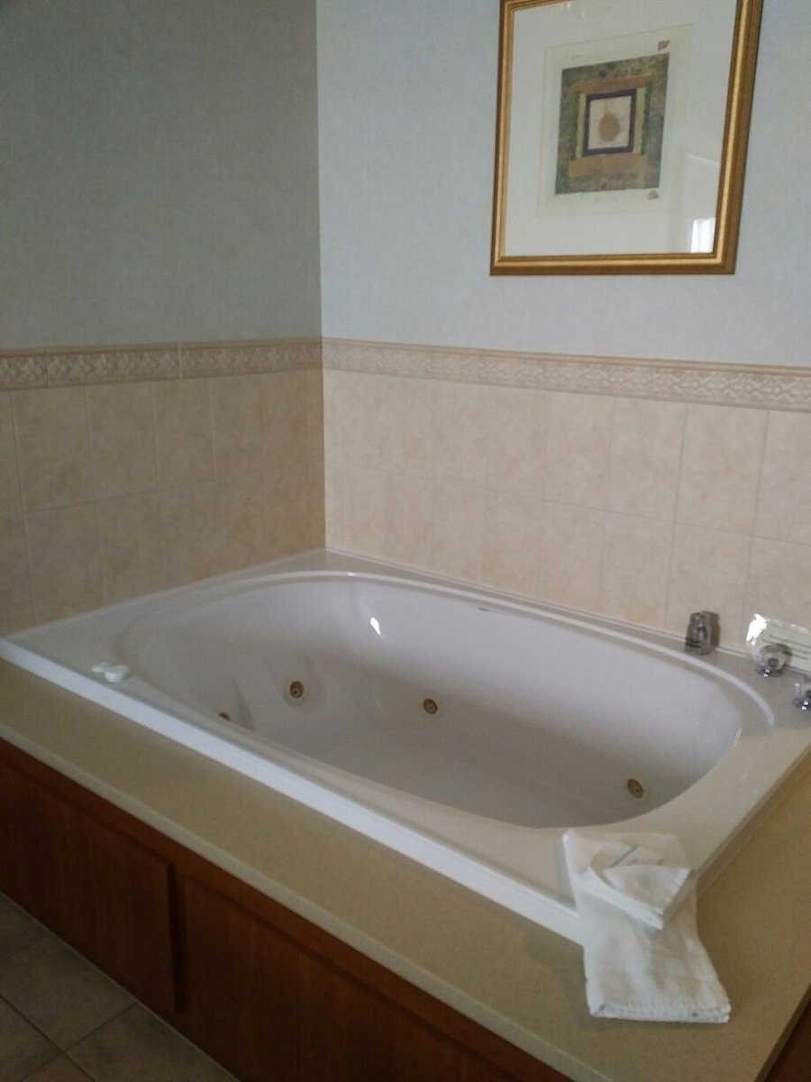 Hampton Inn & Suites Chicago/Aurora has jacuzzi suites