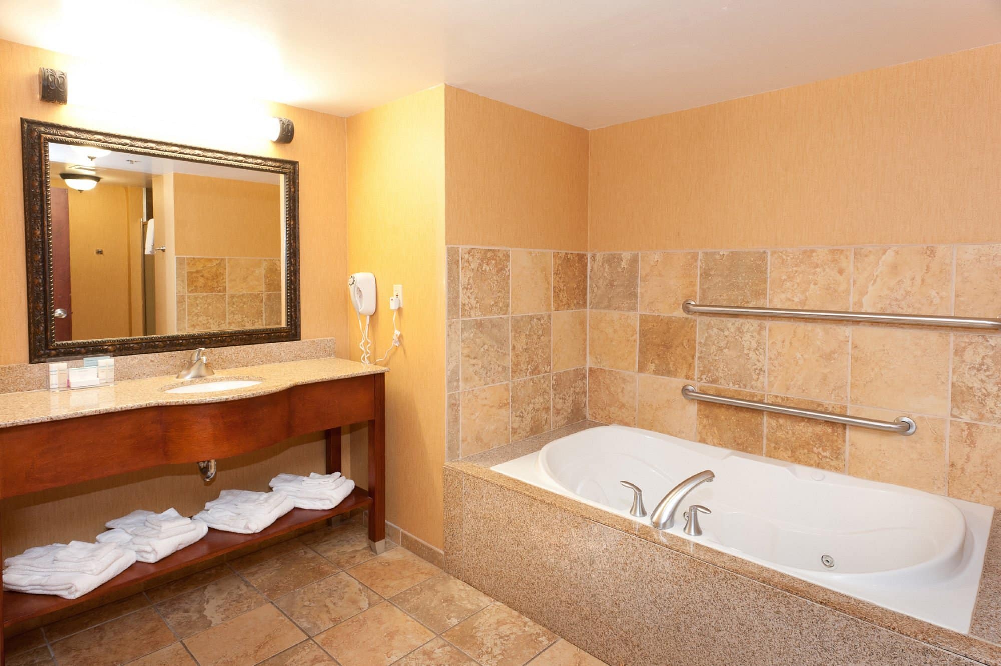 Hampton Inn & Suites McComb has jacuzzi suites