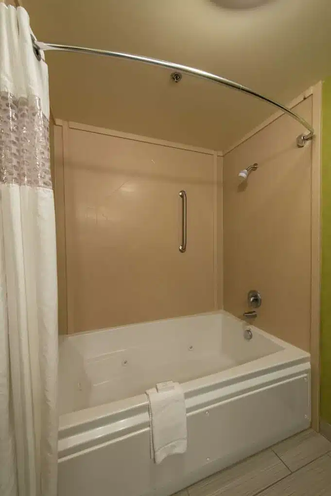 Hampton Inn & Suites Salt Lake City/Farmington has jacuzzi suites