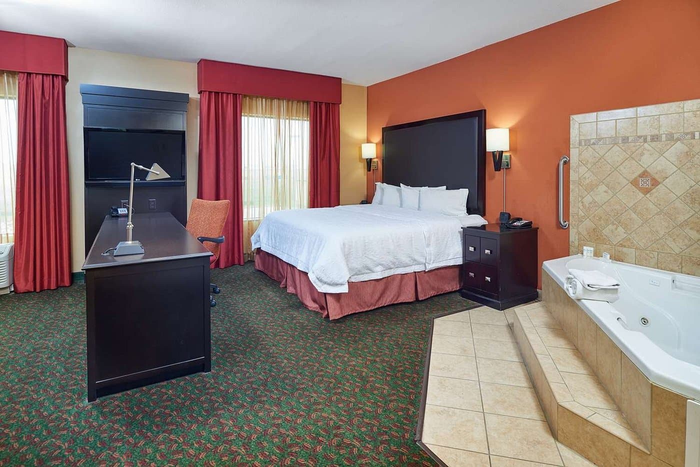 Hampton Inn & Suites Waco-South has jacuzzi suites