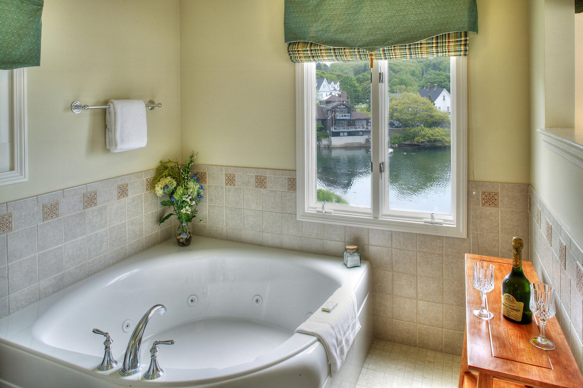 Harborage Inn on the Oceanfront has jacuzzi suites