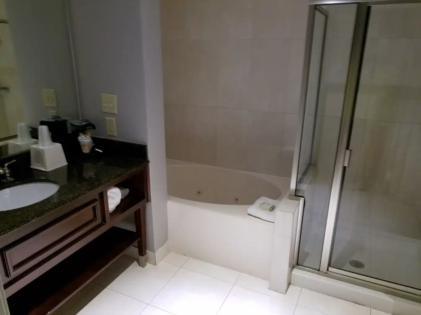 Harlow’s Casino Resort & Hotel has jacuzzi suites