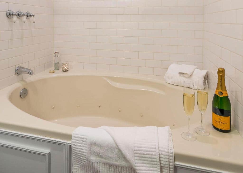 Hartstone Inn has jacuzzi suites