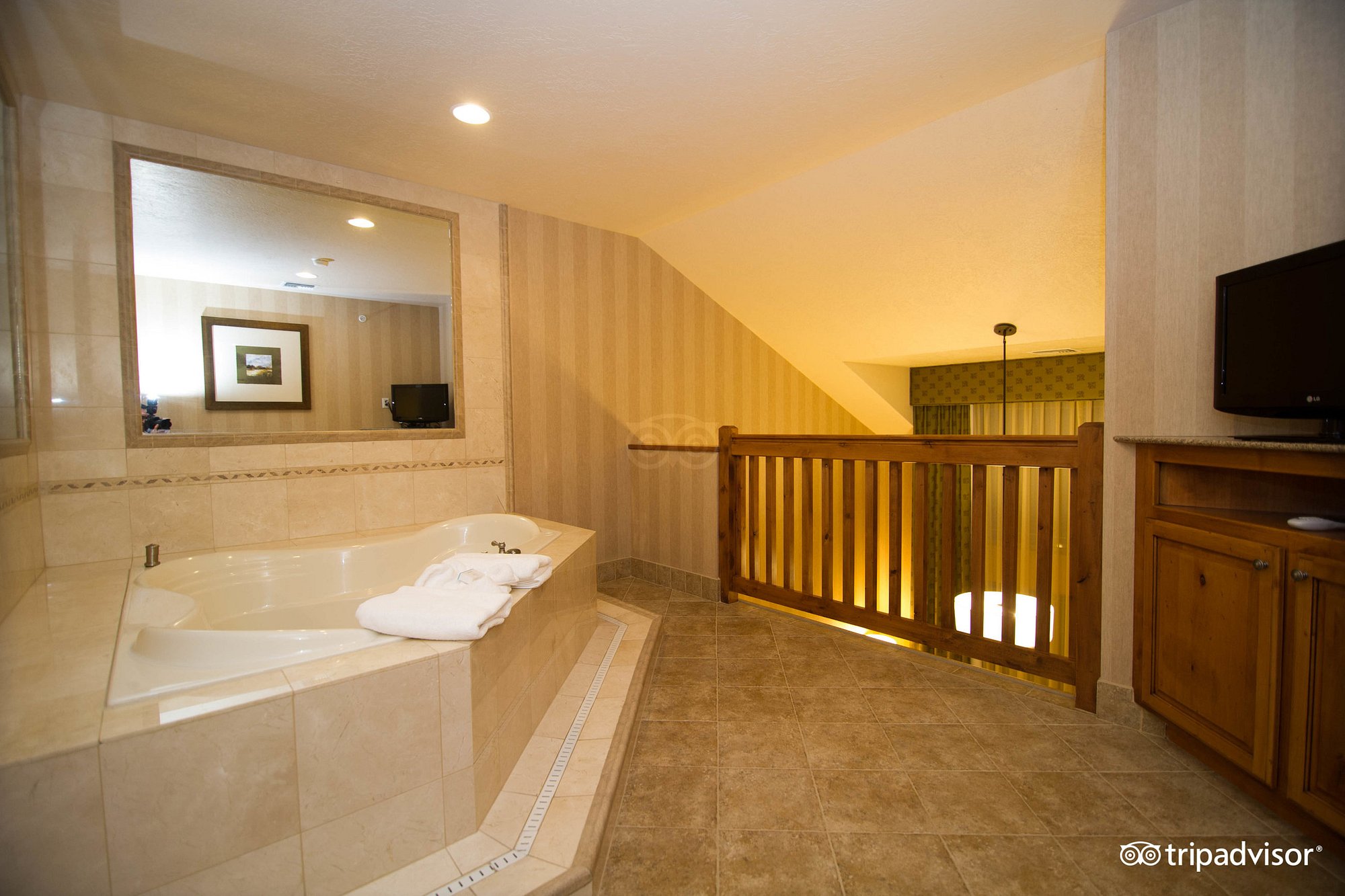 Hilton Garden Inn Bend has jacuzzi suites