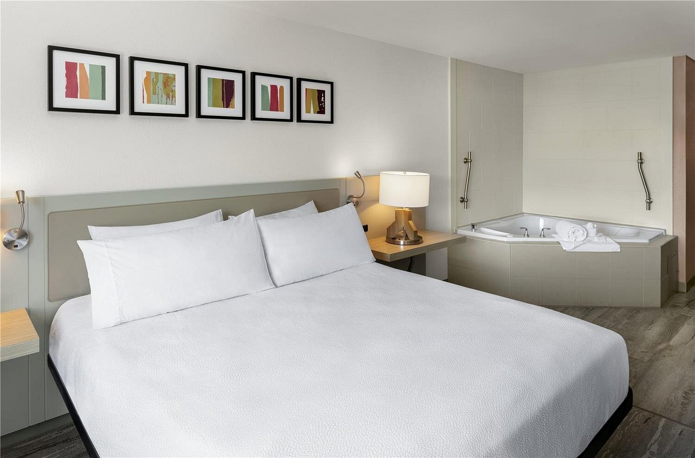 Hilton Garden Inn Eugene/Springfield has jacuzzi suites