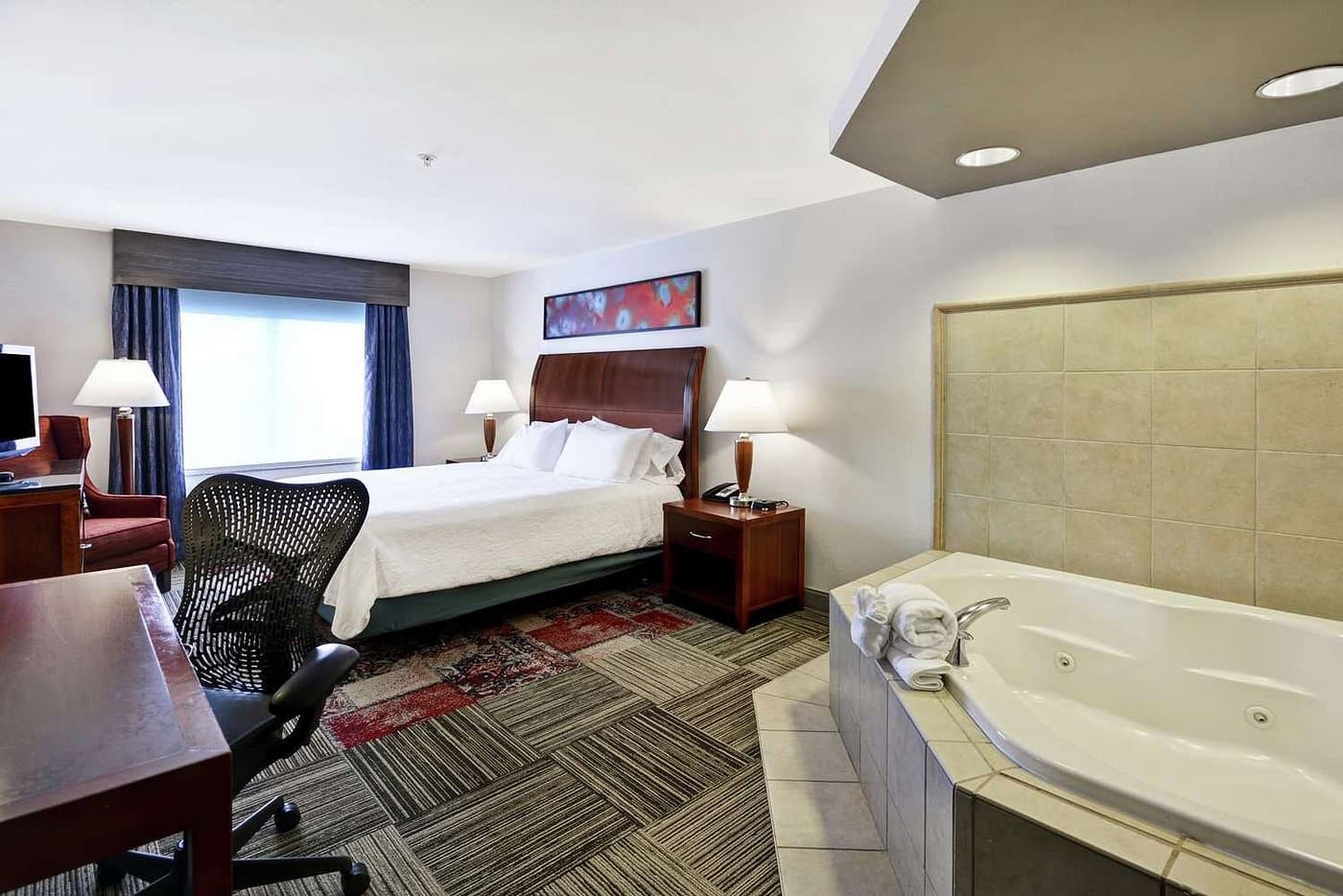 Hilton Garden Inn Gulfport Airport has jacuzzi suites