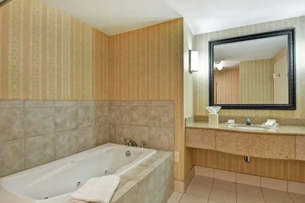 Hilton Garden Inn Hattiesburg has jacuzzi suites
