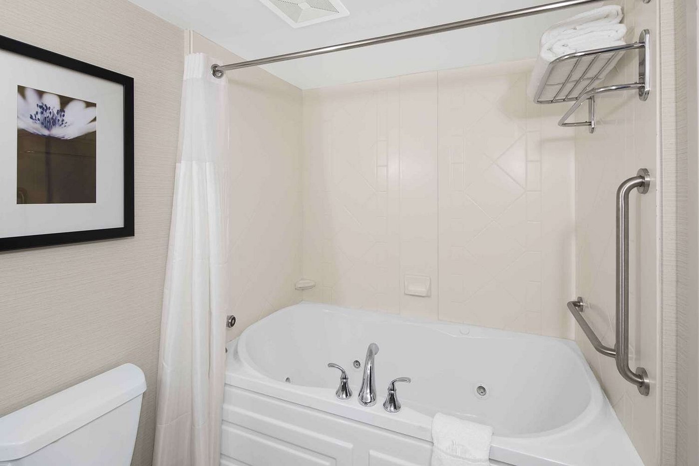 Hilton Garden Inn Jackson/Madison has jacuzzi suites