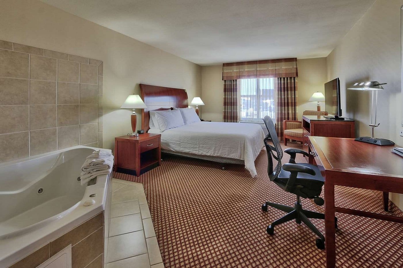 Hilton Garden Inn Las Cruces has jacuzzi suites
