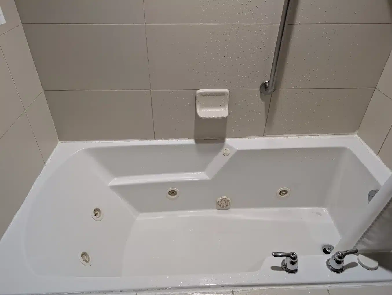 Hilton Garden Inn Ogden Ut has jacuzzi suites