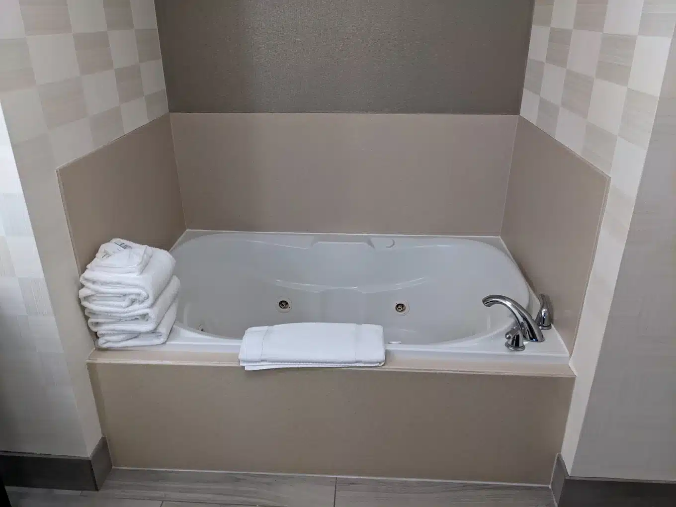 Hilton Garden Inn Salt Lake City/Layton has jacuzzi suites