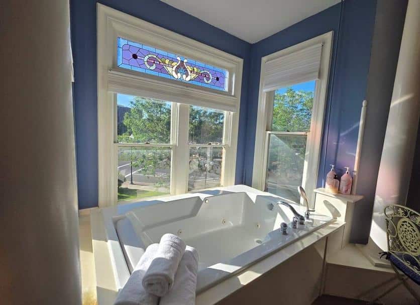 Hines Mansion Bed and Breakfast has jacuzzi suites