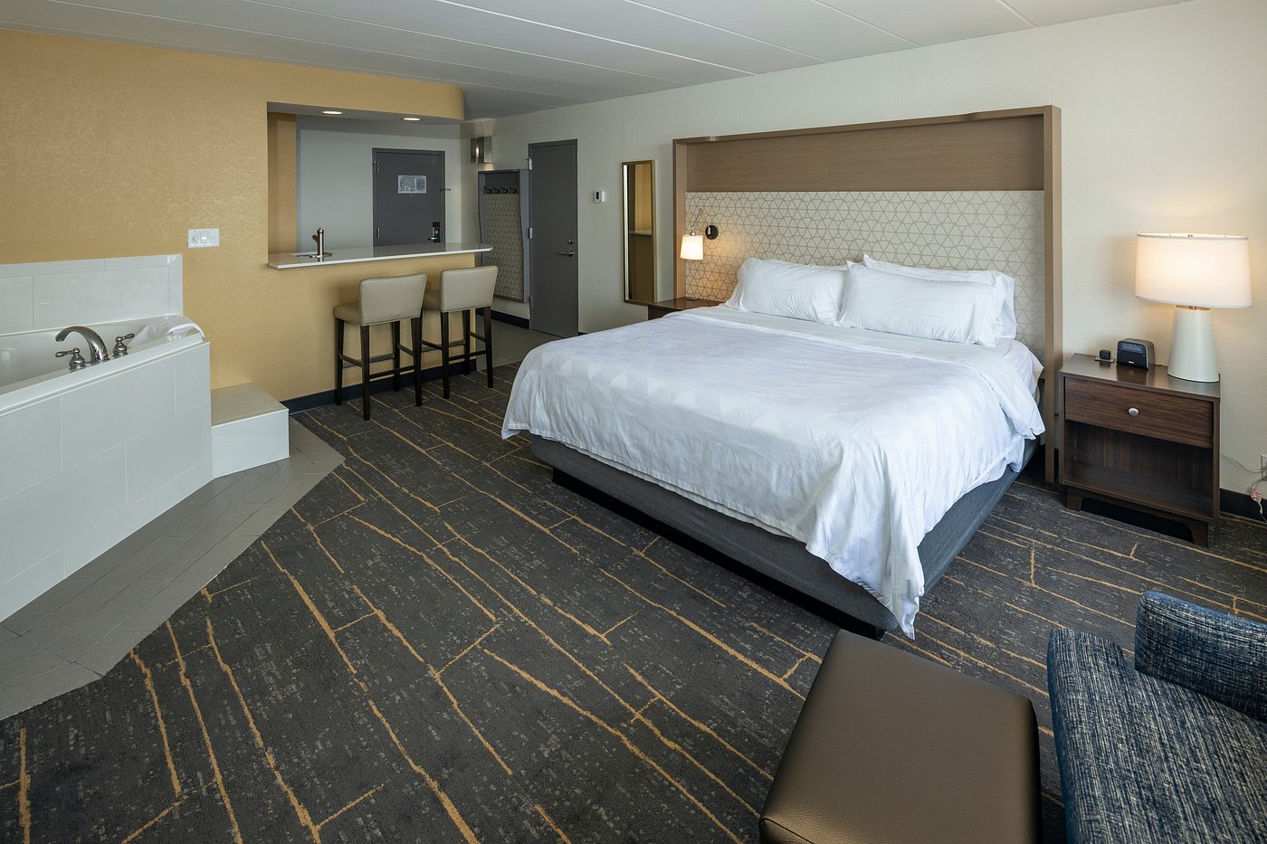 Holiday Inn Detroit Lakes - Lakefront by IHG has jacuzzi suites