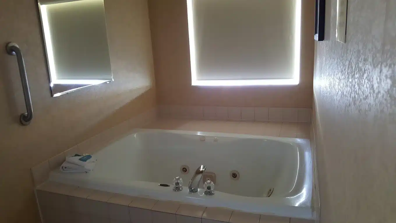 Holiday Inn Express Layton-i-15 By IHG has jacuzzi suites