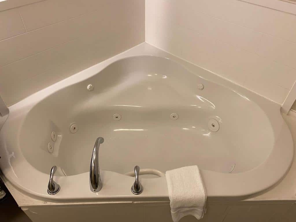 Holiday Inn Express Metropolis has jacuzzi suites