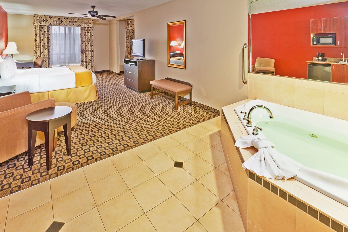 Holiday Inn Express & Suites Clinton