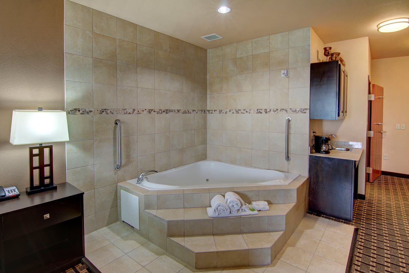 Holiday Inn Express & Suites Paris by IHG has jacuzzi suites