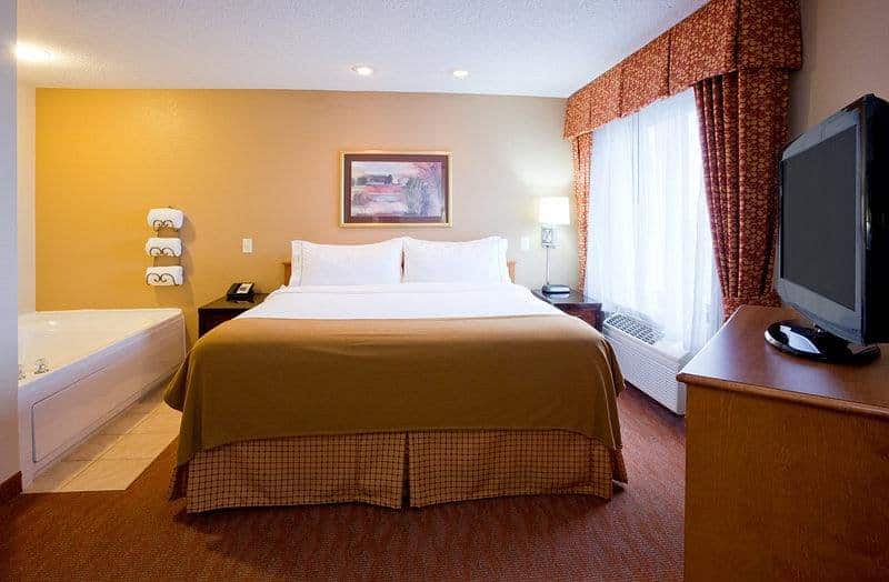 Holiday Inn Express & Suites Worthington by IHG has jacuzzi suites
