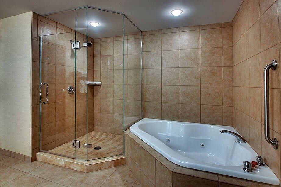 Hollywood Casino Bangor Hotel has jacuzzi suites