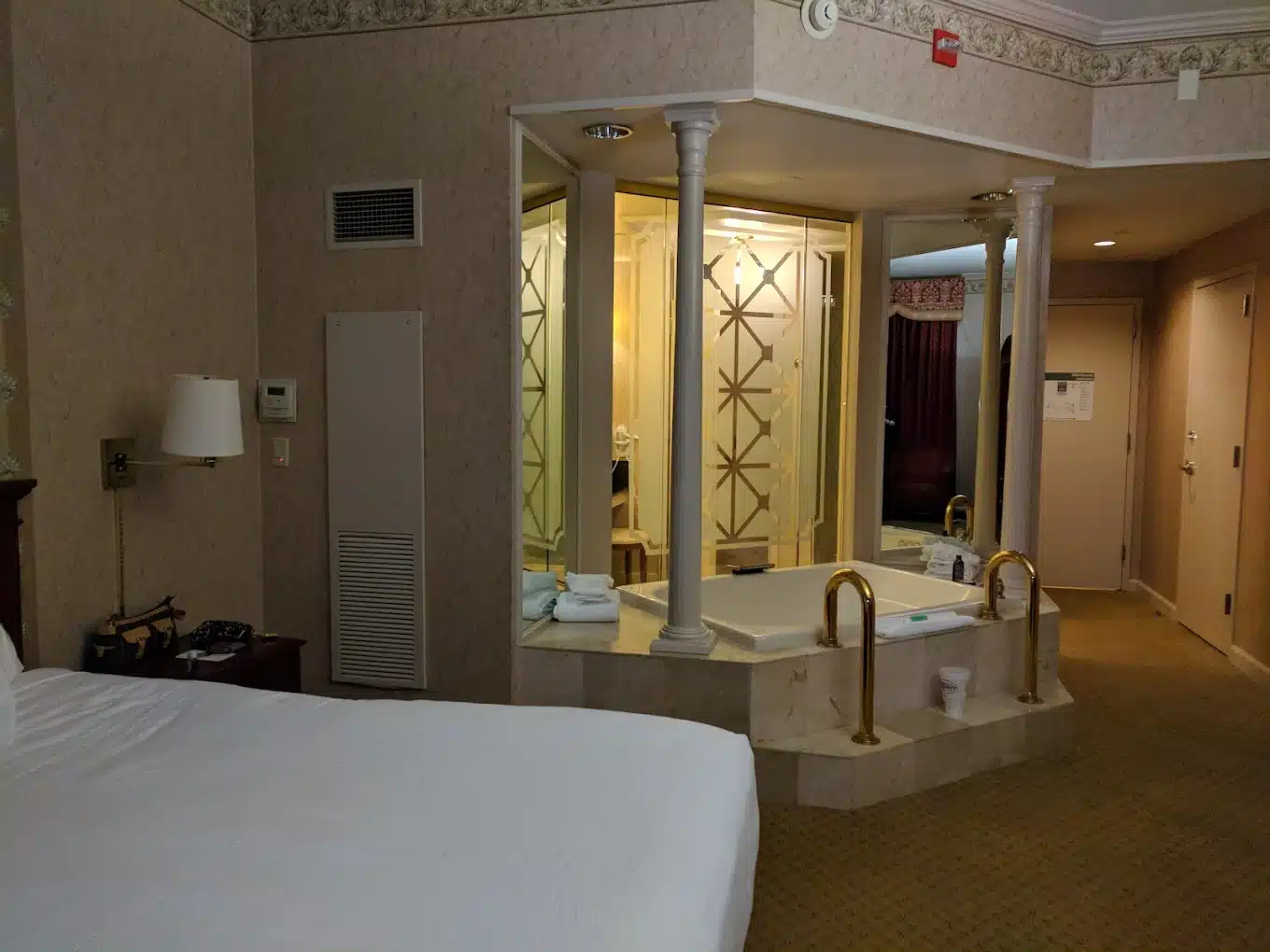 Horseshoe Tunica has jacuzzi suites