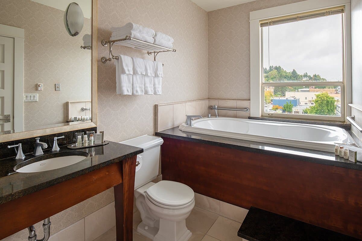 Hotel Elliott Astoria has jacuzzi suites