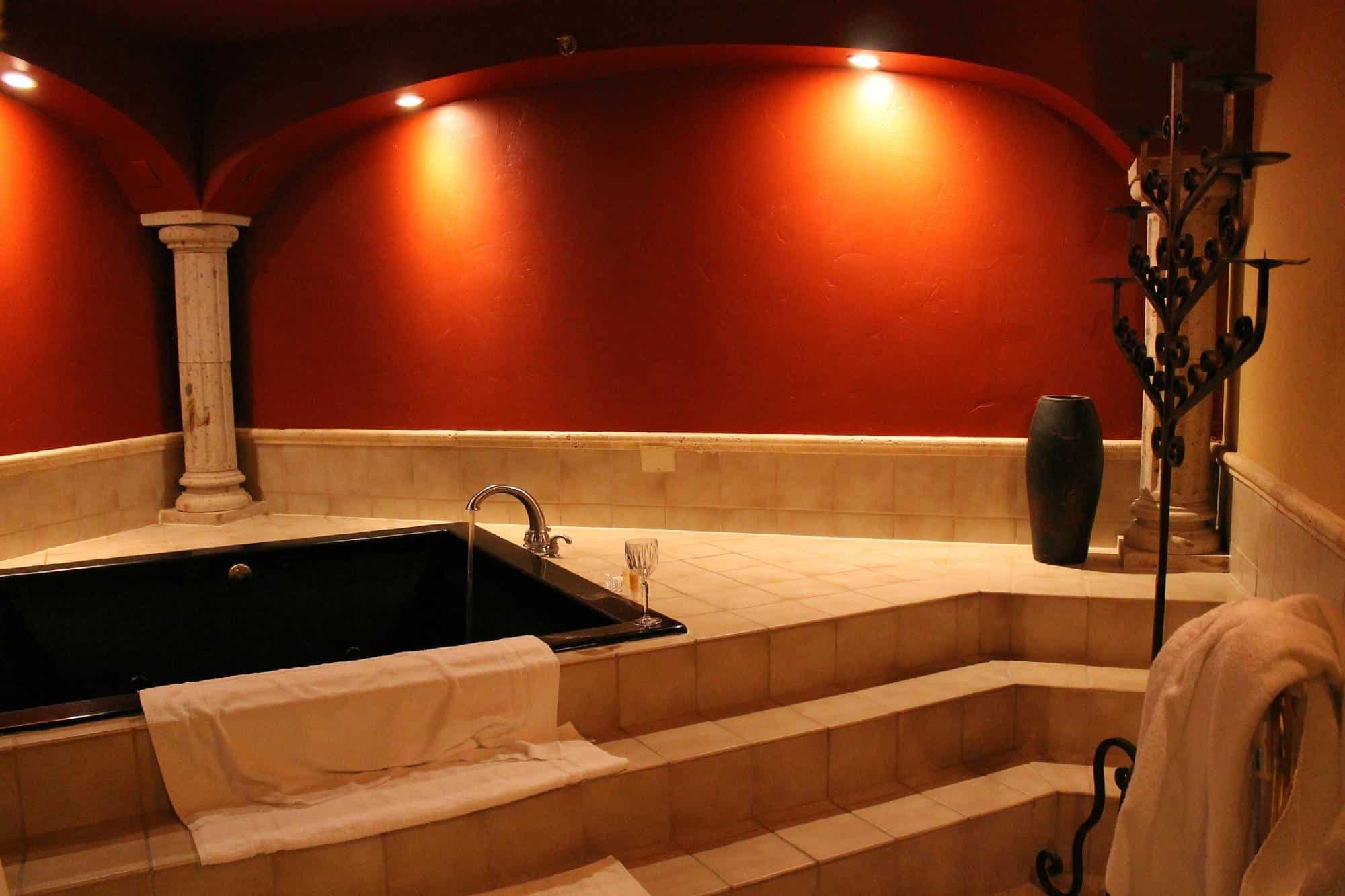 Hotel Encanto de Las Cruces has jacuzzi suites