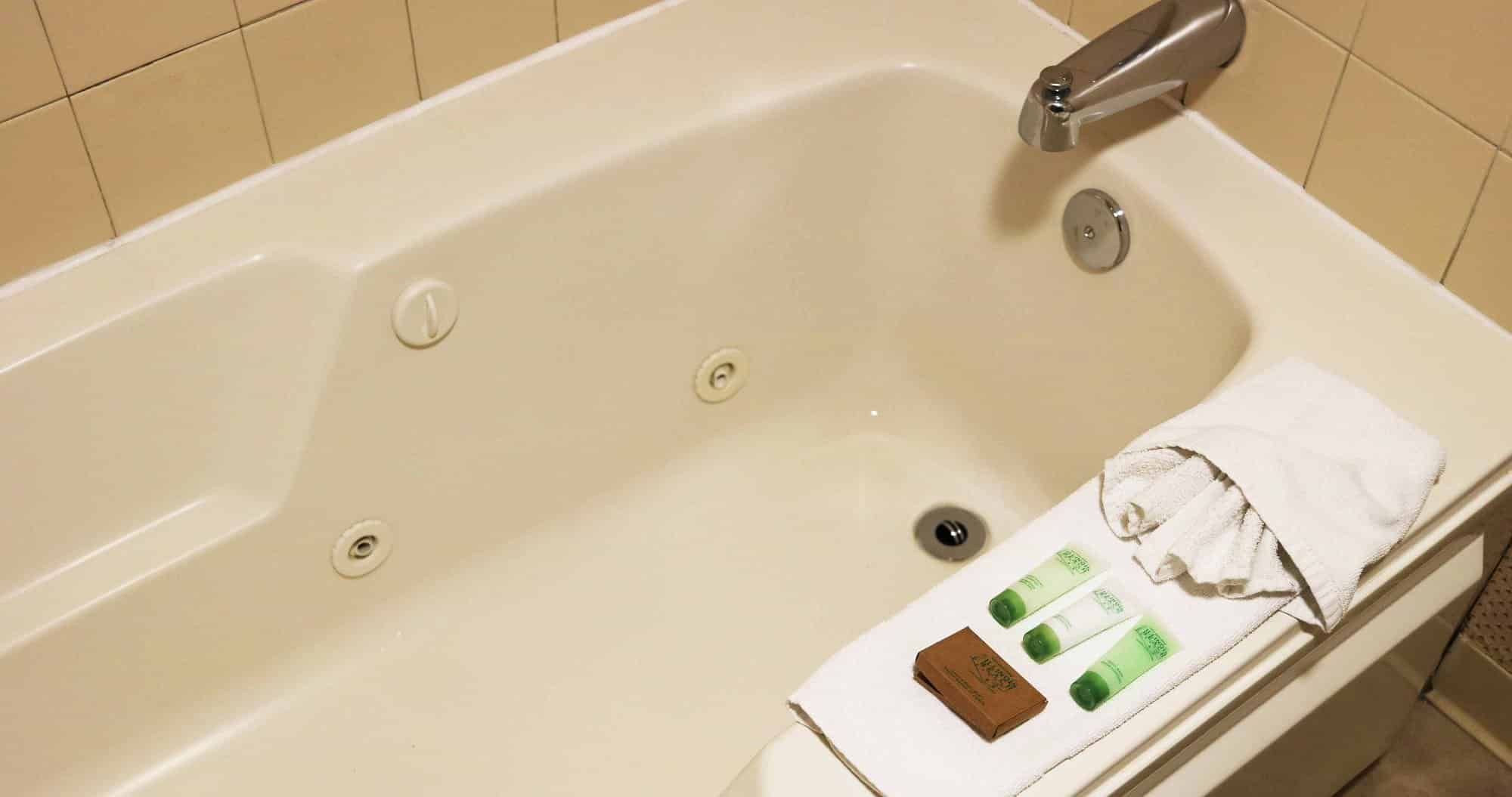 Illinois Beach Hotel has jacuzzi suites