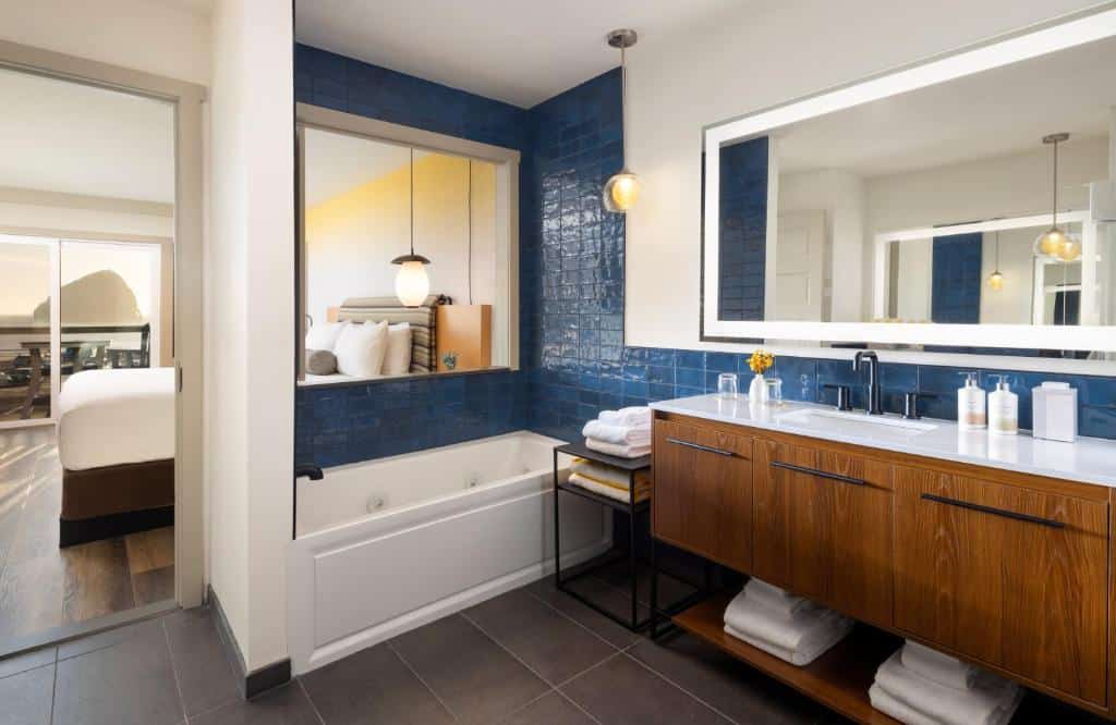 Inn At Cape Kiwanda has suites with private spa tub